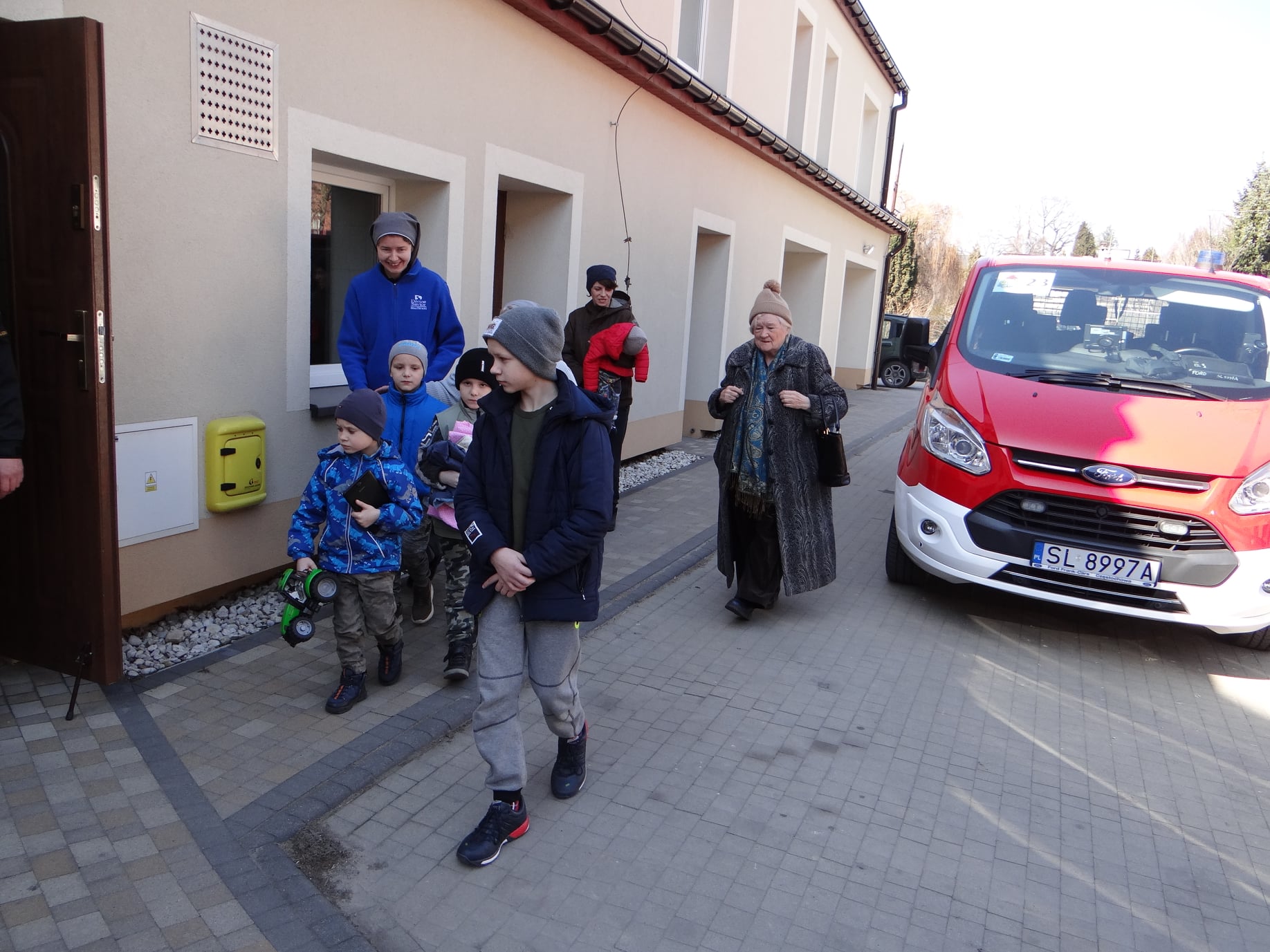 Sr Magda with Ukrainian refugees